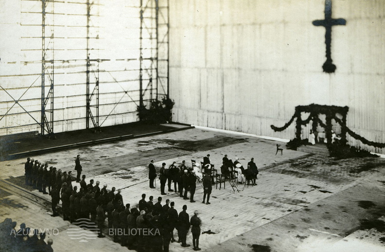 Pamaldos_dirizablio_angare_Karo_aviacijos_svente_1921.jpg