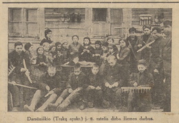 Jaunieji ūkininkai dirba žiemos darbus Darsūniškio km, Trakų apskr. Jaunasis ūkininkas.-1933, nr.3, p. 1.