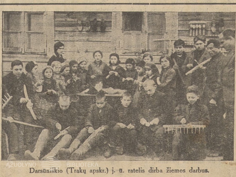 Jaunieji ūkininkai dirba žiemos darbus Darsūniškio km, Trakų apskr. Jaunasis ūkininkas.-1933, nr.3, p. 1.
