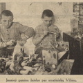 Berniukai gamina žaislus pas amatininką Vilimą. Jaunasis ūkininkas.-1933, nr.6, p. 2.