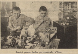 Berniukai gamina žaislus pas amatininką Vilimą. Jaunasis ūkininkas.-1933, nr.6, p. 2.