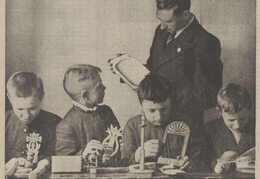 Padūmės km. (Švenčionių r. ?) JŪR nariai rankų darbo kursuose. Jaunasis ūkininkas.-1938, nr. 36, p. titulinis.