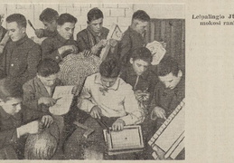 Leipalingio JŪR nariai mokosi rankdarbių. Jaunasis ūkininkas.-1938, nr. 5, p. 78.
