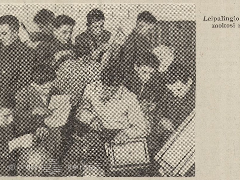 Leipalingio JŪR nariai mokosi rankdarbių. Jaunasis ūkininkas.-1938, nr. 5, p. 78.