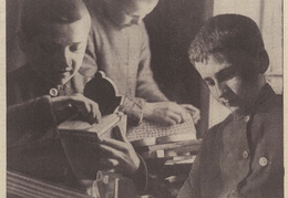 Jaunieji ūkininkai rankų darbo kurseliuose. Jaunasis ūkininkas.-1937, nr. 23, p. titulinis.