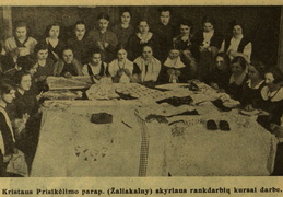 LKMD Kristaus Prisikėlimo parapijos moterys rankdarbių kursuose. Moteris.-1935, nr. 12, p. 192.