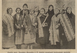 Skapiškio (Kupiškio r.) JŪR mergaitės su premijuotais rankdarbiais. Jaunasis ūkininkas.- 1933, nr. 12, p. 46.