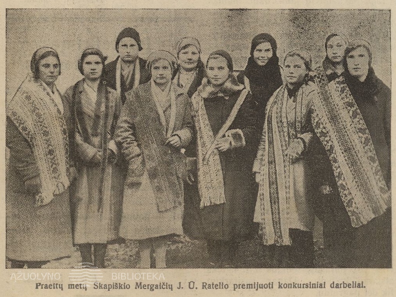 Skapiškio (Kupiškio r.) JŪR mergaitės su premijuotais rankdarbiais. Jaunasis ūkininkas.- 1933, nr. 12, p. 46.