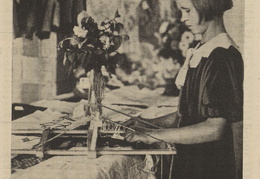 Stropi rankdarbių dirbėja laimėjo pirmą premiją. Jaunasis ūkininkas.-1936, nr. 42, p. titulinis.