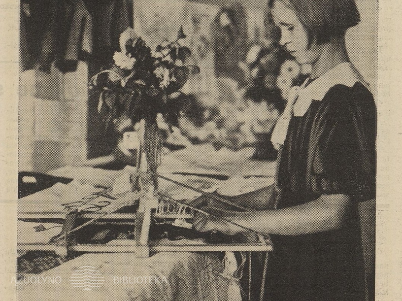 Stropi rankdarbių dirbėja laimėjo pirmą premiją. Jaunasis ūkininkas.-1936, nr. 42, p. titulinis.