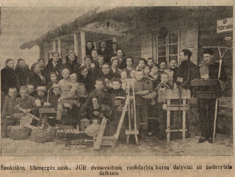 Kursų dalyviai su savo dirbiniais. Jaunasis ūkininkas.-1934, nr. 9, p. 52.
