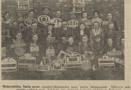 Gelgaudiškio jaunieji ūkininkai su savo darbais ir kursų vedėju. Jaunasis ūkininkas.-1936, nr. 19, p. 109.