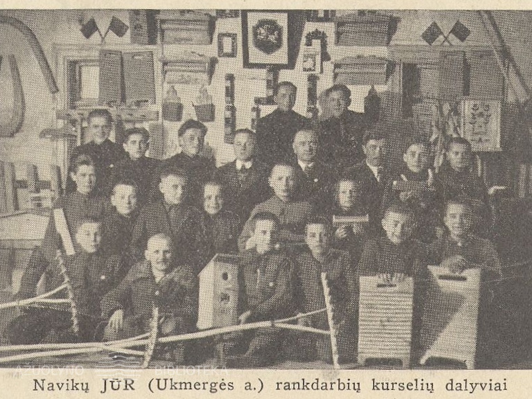 Rankdarbių kurseliams pasibaigus. Jaunasis ūkininkas.-1937, nr. 9, p. 143.
