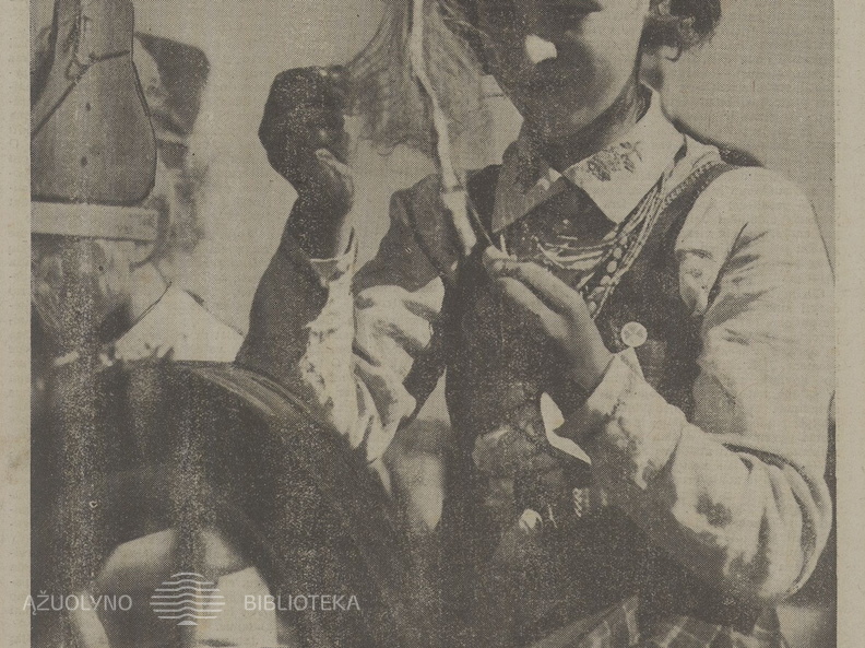 Jaunoji ūkininkė verpia linus. Jaunasis ūkininkas.-1938, nr. 3, p. titulinis.