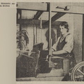 Jaunoji ūkininkė audžia drobes. Jaunasis ūkininkas.-1938, nr. 1, p. 3.
