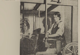 Jaunoji ūkininkė audžia drobes. Jaunasis ūkininkas.-1938, nr. 1, p. 3.