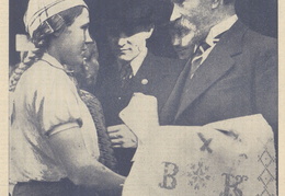 Jaunieji ūkininkai dovanoja prezidentui A. Smetonai rankšluostį. Jaunasis ūkininkas.-1937, nr. 19, p. titulinis.