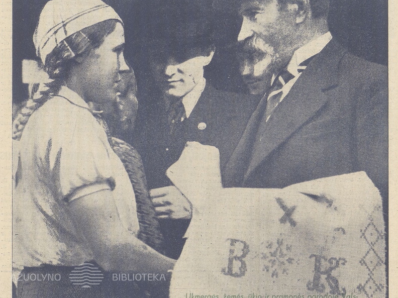 Jaunieji ūkininkai dovanoja prezidentui A. Smetonai rankšluostį. Jaunasis ūkininkas.-1937, nr. 19, p. titulinis.