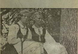 Klaipėdietės tautiniais rūbais. Moteris.-1937, nr. 1, p. viršelis.