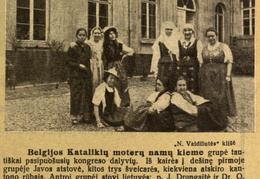 Jadvyga Drungaitė ir Ona Narušytė su tautiniais drabužiais Belgijoje. Moteris.-1937, nr. 15, p. titulinis.
