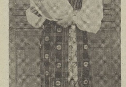 Tautinio kostiumo laimėtoja. Jaunasis ūkininkas.-1940, nr. 12, p. 187.