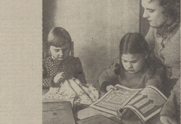 Mergaitės mokosi megzti. Ant stalo – A. Tamošaičio knygos „Sodžiaus menas“. Jaunasis ūkininkas.-1938, nr. 5, p. 80.