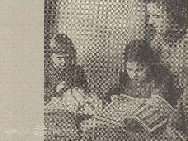 Mergaitės mokosi megzti. Ant stalo – A. Tamošaičio knygos „Sodžiaus menas“. Jaunasis ūkininkas.-1938, nr. 5, p. 80.