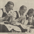 Marijampolės jaunosios ūkininkės mezgimo lenktynėse. Jaunasis ūkininkas.-1938. nr. 35, p. titulinis.