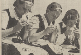 Marijampolės jaunosios ūkininkės mezgimo lenktynėse. Jaunasis ūkininkas.-1938. nr. 35, p. titulinis.