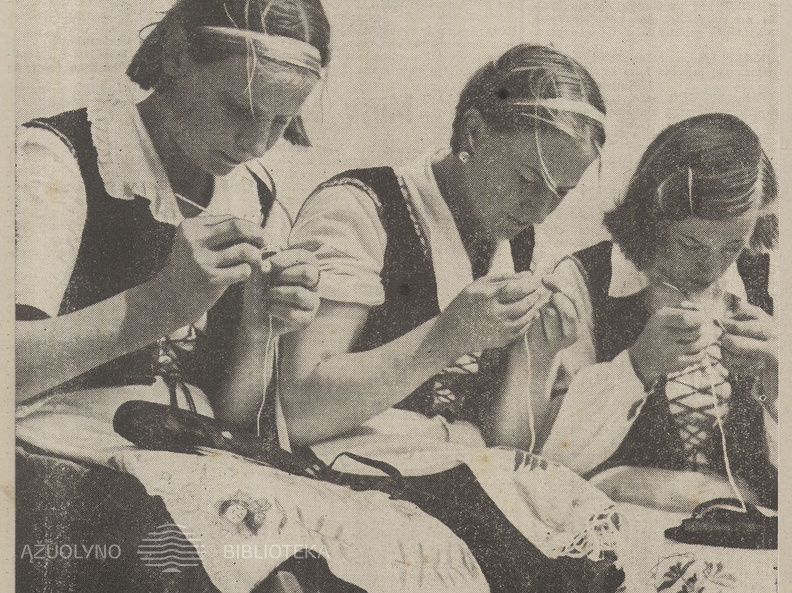 Marijampolės jaunosios ūkininkės mezgimo lenktynėse. Jaunasis ūkininkas.-1938. nr. 35, p. titulinis.