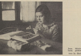 Jaunoji ūkininkė mezga pirštines. Jaunasis ūkininkas.-1937, nr. 3, p. 40.