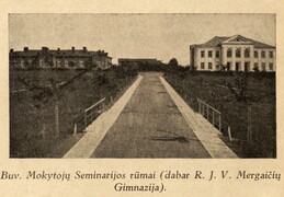 1919–1936 m. veikusios Mokytojų seminarijos, vėliau mergaičių gimnazijos pastatai. Akiras-Biržys. „Lietuvos miestai ir miesteliai. Marijampolės apskritis“ – Kaunas-Marijampolė: „Dirvos“ b-vės leidinys, t. 6, 1937, p. 36.