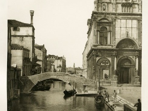 Ferdinand Ongania. Elgetų kanalas ir Šv. Morkaus mokykla. Fotograviūra. 1891 m.