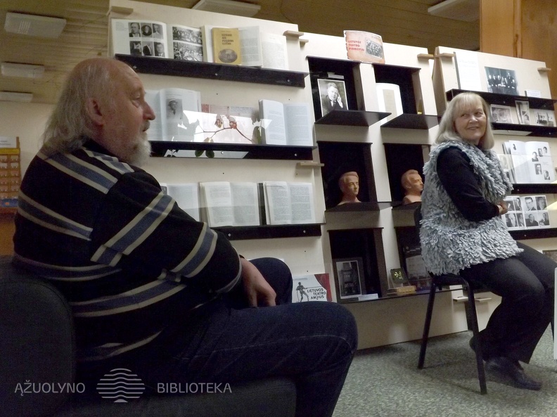 Parodos kuratorė Elvyra Markevičiūtė ir režisierius Gytis Padegimas prie parodos stendo.