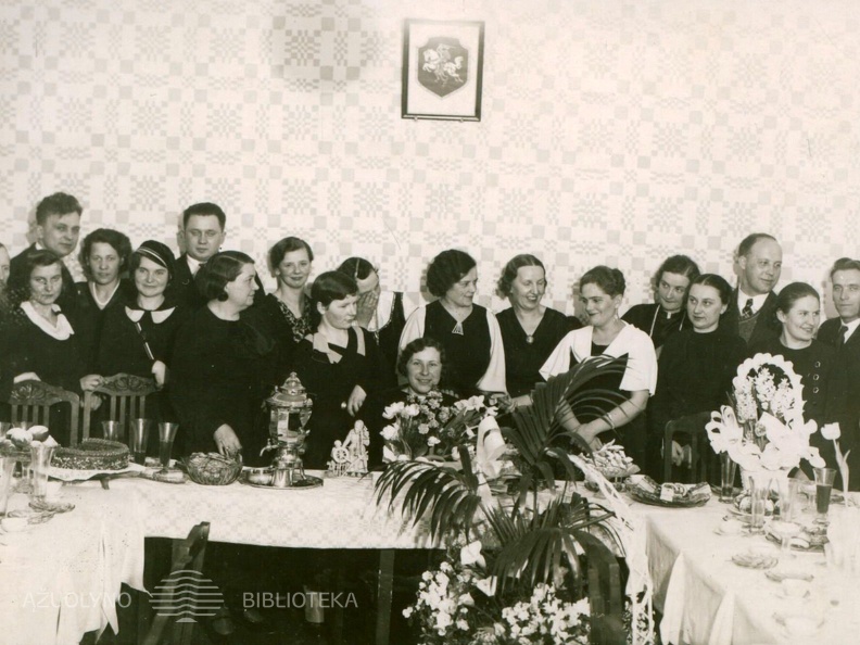 M. Galdikienės jubiliejus Galdikų namuose. Iš kairės: