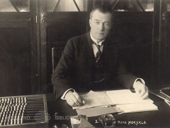 Kauno meno mokyklos direktorius Kajetonas Šklėrius savo kabinete prie darbo stalo