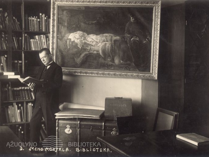 Kauno meno mokyklos direktorius Kajetonas Šklėrius bibliotekoje