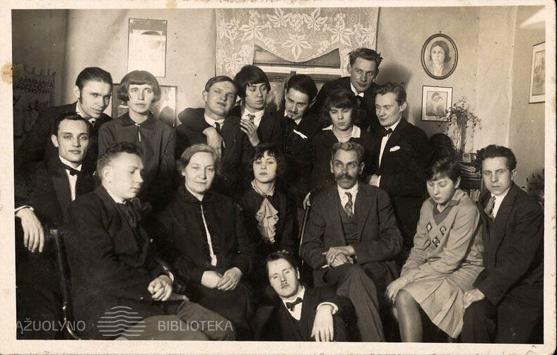 Menininkai. I eilėje iš kairės 1) Mykolas Žilinskas, 2) Vytautas Kazimieras Jonynas, 4) Halina Naruševičiūtė-Žmuidzinienė, 7) Antanas Tamošaitis. 