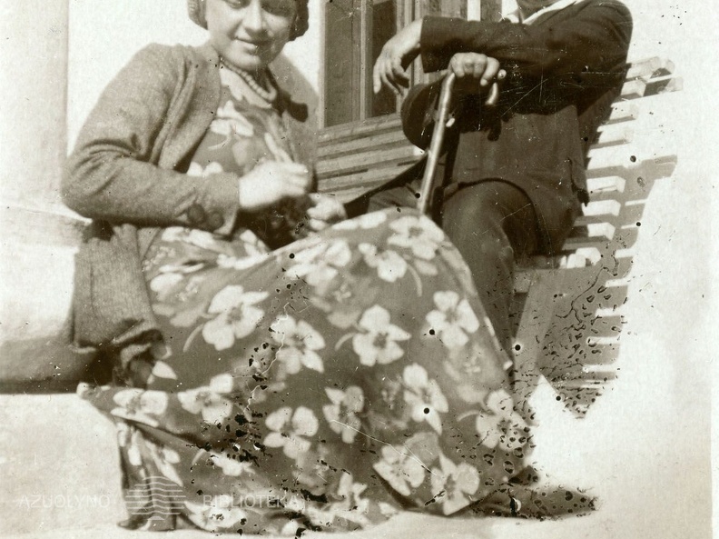 Skulptorius Juozas Zikaras su savo mokine, dailininke Domicėle Tarabildiene