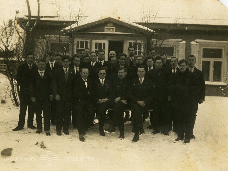 Karo invalidai prie „Trimito“ redakcijos