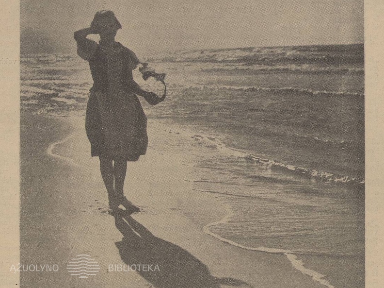 Mergaitė atgimstančiam Palangos pajūry. Sekmadienis, 1932, nr. 19, p. 1.