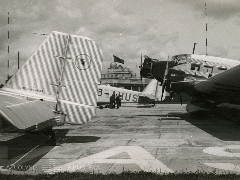 Trys „Deruluft“ bendrovės lėktuvai Aleksoto aerodrome. XX a. 4 deš.