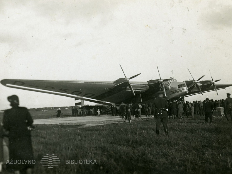 Tuometinis didžiausias sausumos lėktuvas pasaulyje „Generalfeldmarschal von Hindenburg“ Junkers G. 38 Aleksoto aerodrome. 1933 m.