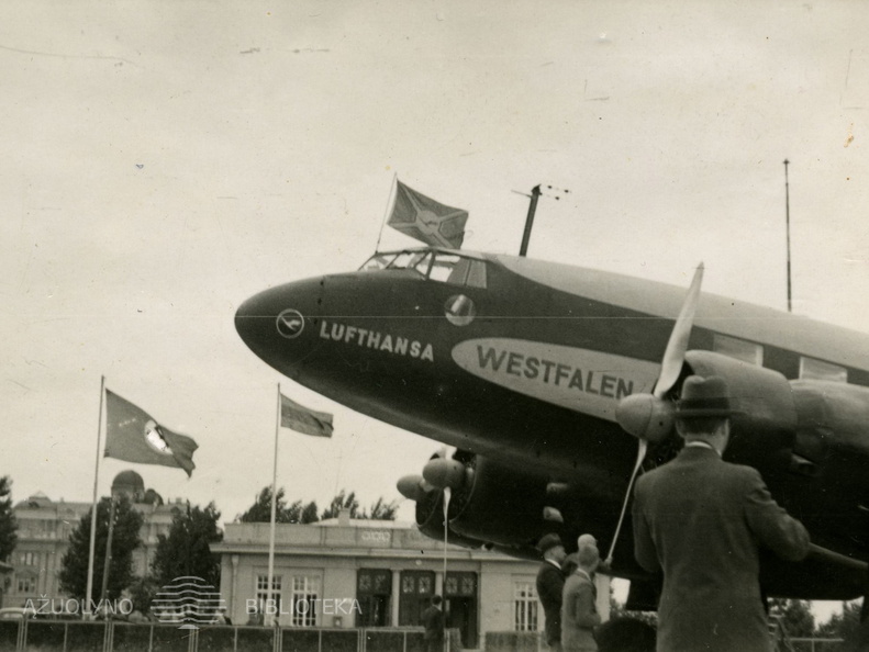 Keleivinis lėktuvas „Condor“ Aleksoto aerodrome. XX a. 4 deš. 2-oji p.
