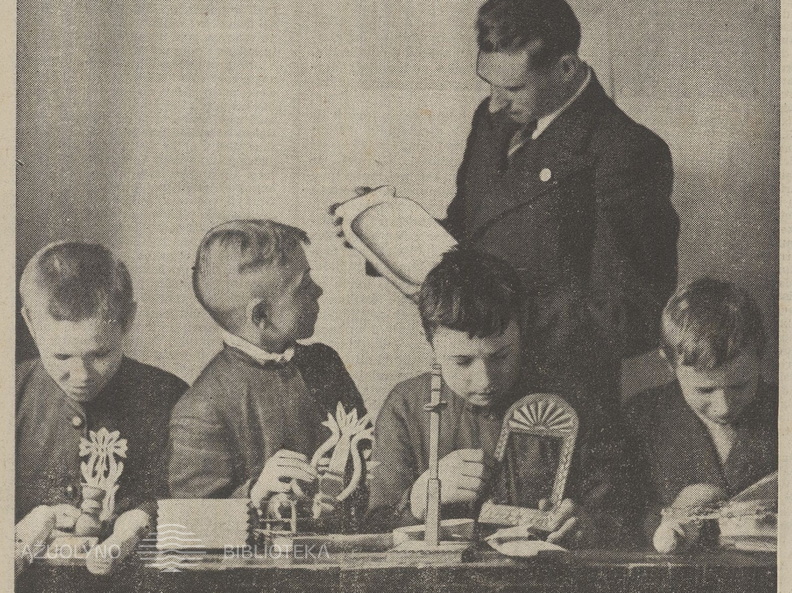 Padūmės km. (Švenčionių r. ?) JŪR nariai rankų darbo kursuose. Jaunasis ūkininkas.-1938, nr. 36, p. titulinis.