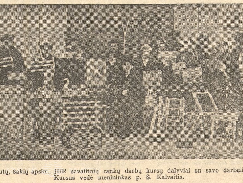 Kursų dalyviai su savo dirbiniais. Jaunasis ūkininkas.-1935, nr. 16, p. 87.