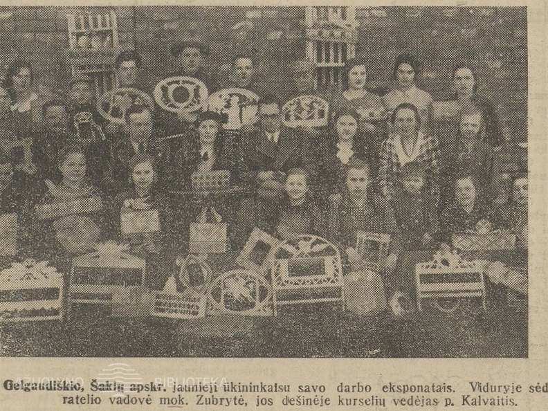 Gelgaudiškio jaunieji ūkininkai su savo darbais ir kursų vedėju. Jaunasis ūkininkas.-1936, nr. 19, p. 109.