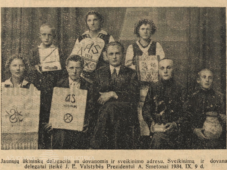 Jaunųjų ūkininkų dovanos prezidentui A. Smetonai. Jaunasis ūkininkas.-1934, nr. 38, p. 198.
