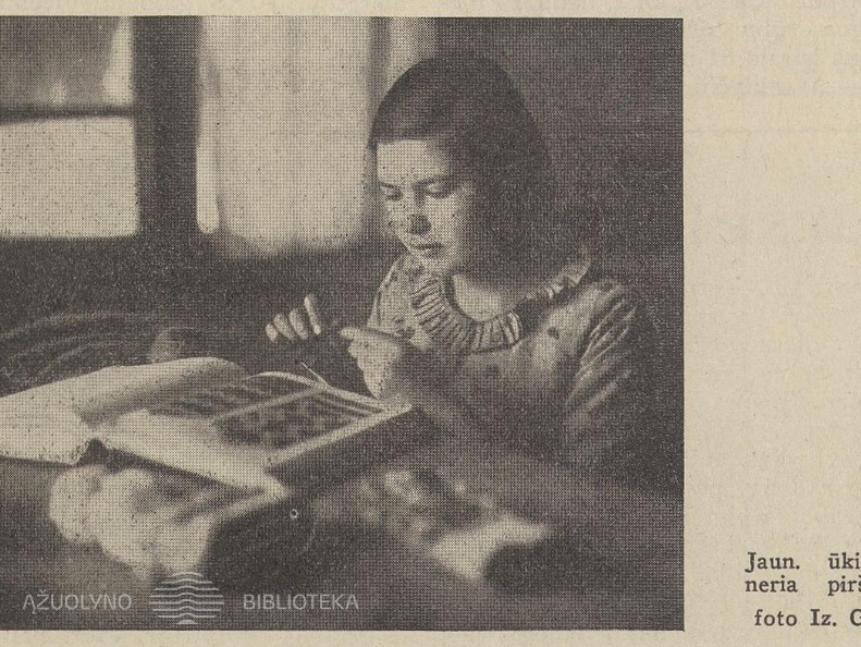 Jaunoji ūkininkė mezga pirštines. Jaunasis ūkininkas.-1937, nr. 3, p. 40.