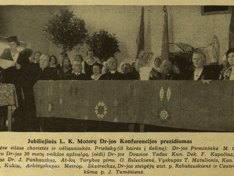 Jubiliejinės LKMD konferencijos stalai, užtiesti tradicine tekstile. Moteris.-1938, nr. 6, p. 82.